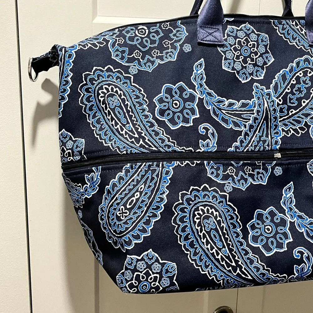 VERA BRADLEY NAVY BLUE PAISLEY DESIGN WEEKEND/TRAVEL EXPANDABLE TOTE